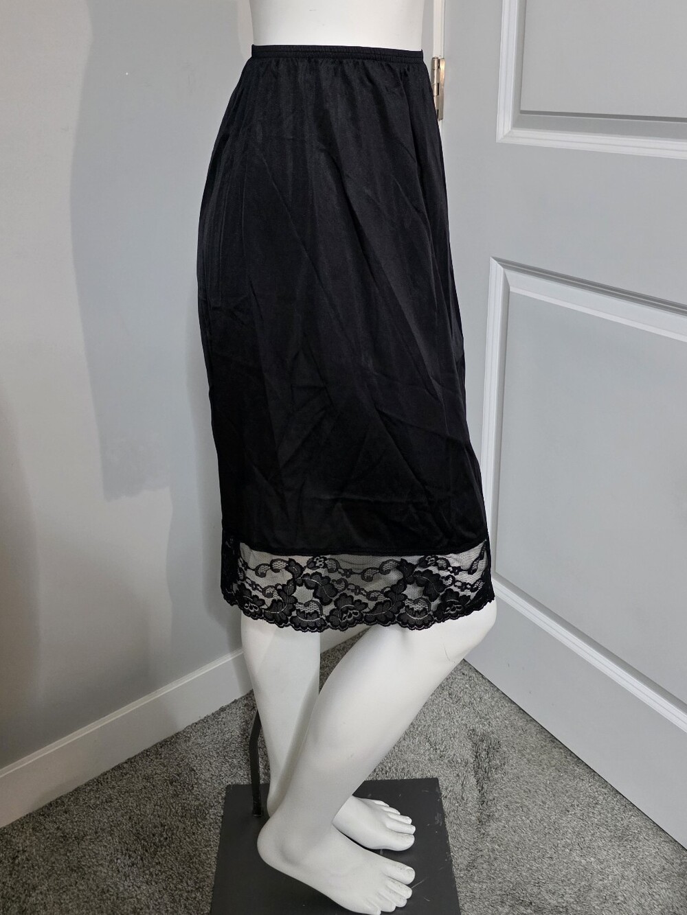 Vassarette Gorgeous Black Half Slip with Lace Hem 24" Size M Style 11-105